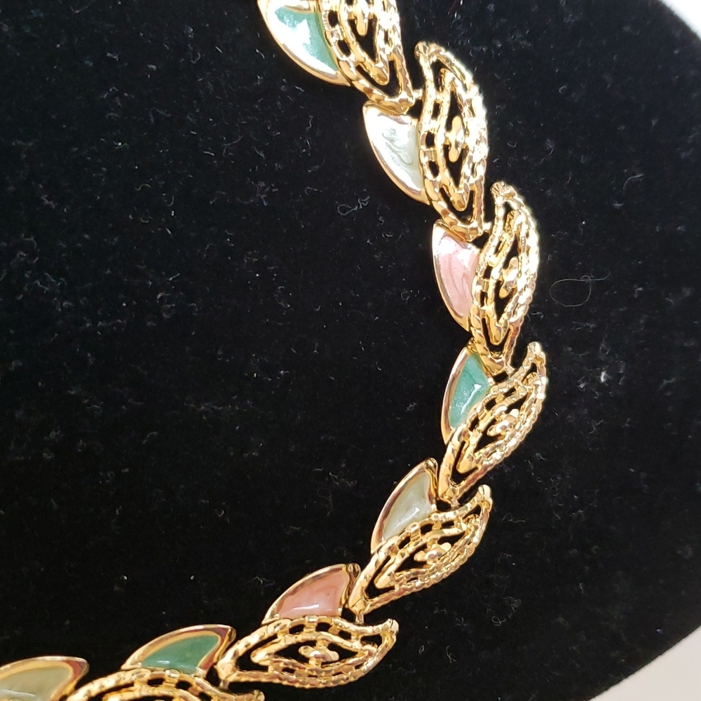 Pretty Vintage Necklace - Picture 3 of 8